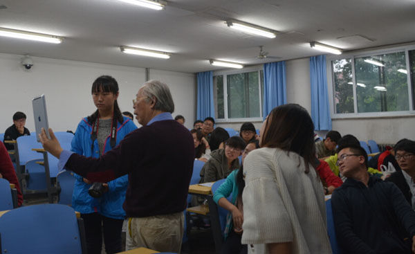 杨老师在跟同学们在课堂上互动