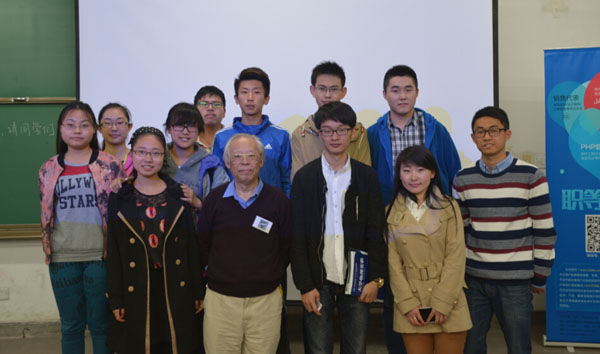 杨老师在讲座结束后与同学们合影