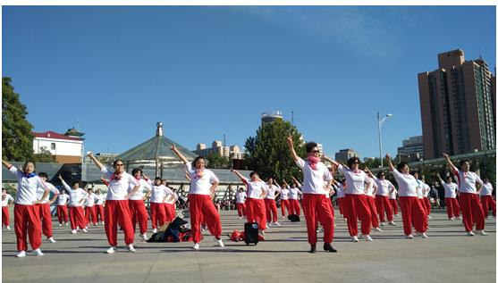 爱屋吉屋发动快闪奇袭 北京阿姨玩转广场舞_