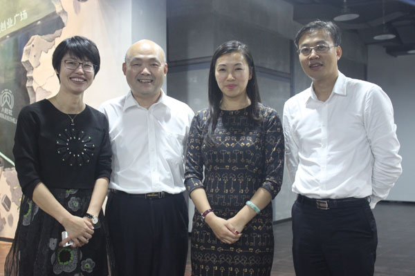 深圳市电子商会执行会长程一木(左二)、慧聪电子网总经理刘晓红(左三)、深圳市美隆电子有限公司总经理陈海升(右一)、慧聪电子网华南区域副总余素玉(左一) 