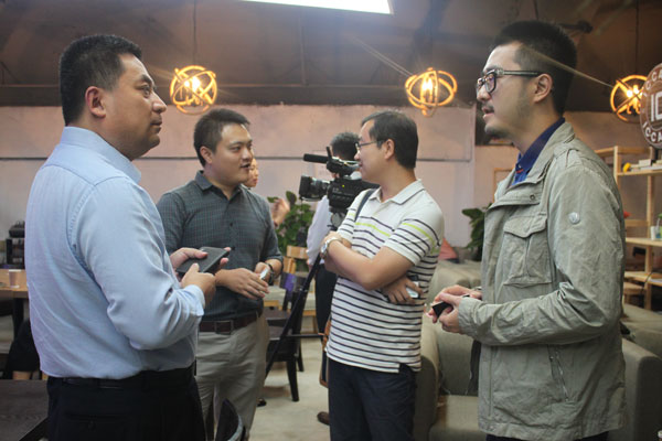 发布会茶歇期间嘉宾交流