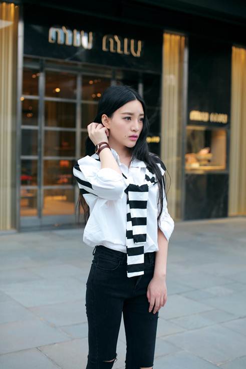 说明: C:\Users\XiaoYu\Desktop\荣耀手环zero\荣耀手环zero成都拍摄\女模特\4Z5A5812.jpg