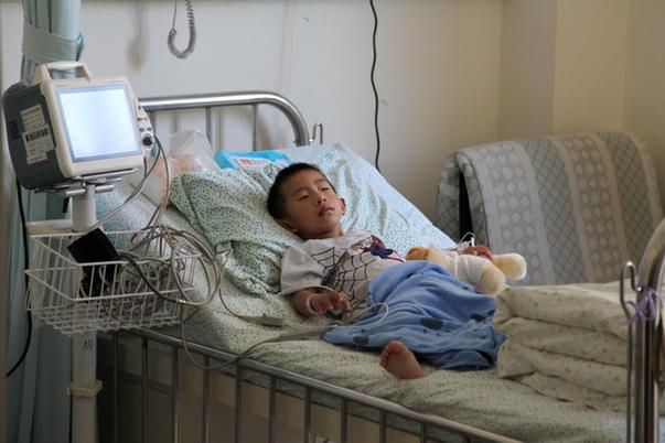 六间房直播无言的痛—女孩变男孩