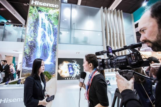海信双屏手机A2亮相MWC2017：独特双屏再受关注