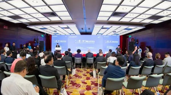 11月的深圳热闹非凡，精彩纷呈的市政活动都离不开他……