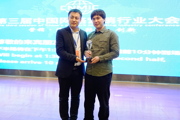 柴潇为著名演员金马影帝范植伟颁发形象大使奖杯