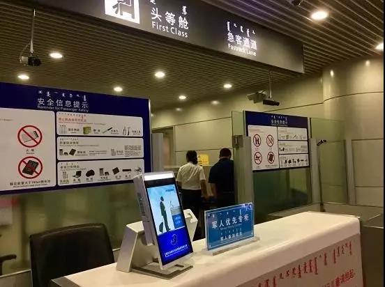 安检区部署的汉柏科技人脸识别桌面终端