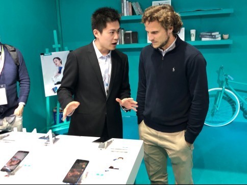 AWE2018 世界杯金球奖得主迭戈·弗兰体验海信手机H11 给予高度好评