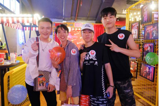 一个被听歌顾客观众占得水泄不通的演唱会区？