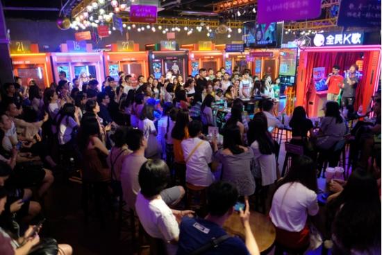 （LIVEHOUSE店的舞台区、观众区与K歌房区）