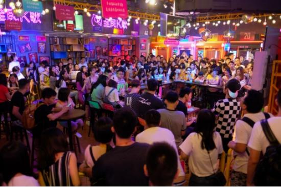 一排可以和全国各地视频连麦合唱的K歌房间？