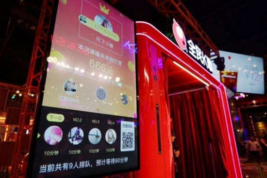 （LIVEHOUSE店的舞台屏幕）