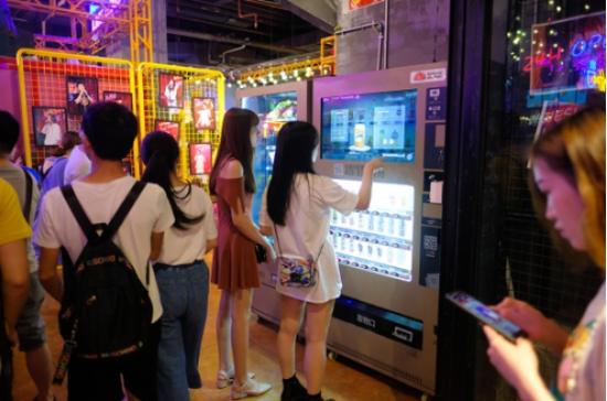 （LIVEHOUSE店的自助贩卖机）