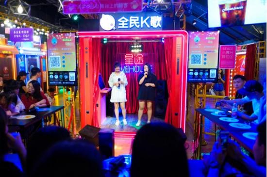 一群每日打卡签到上台演唱的小哥哥和小姐姐？