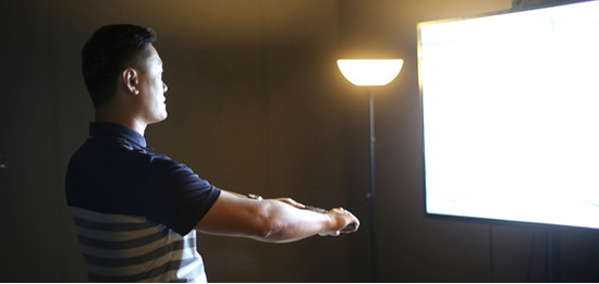 达人们现场体验“黑科技”产品。