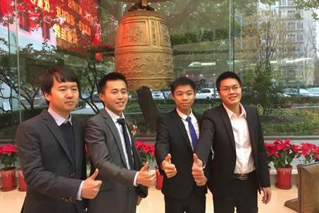 说明: 图片包含 人员, 建筑物, 站立, 西装

描述已自动生成