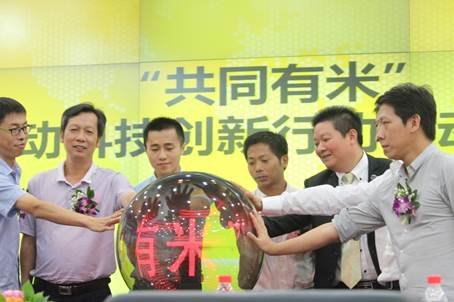 说明: 图片包含 人员, 群组, 伪装, 室内

描述已自动生成