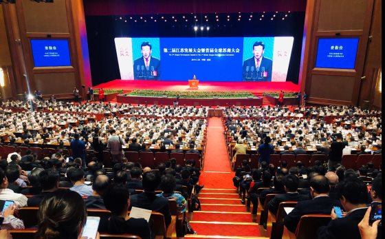 图片包含 人员, 室内, 建筑物, 人物

描述已自动生成