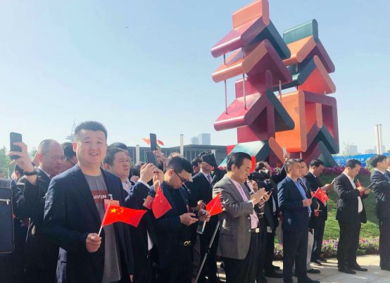 图片包含 人员, 户外, 天空, 人物

描述已自动生成