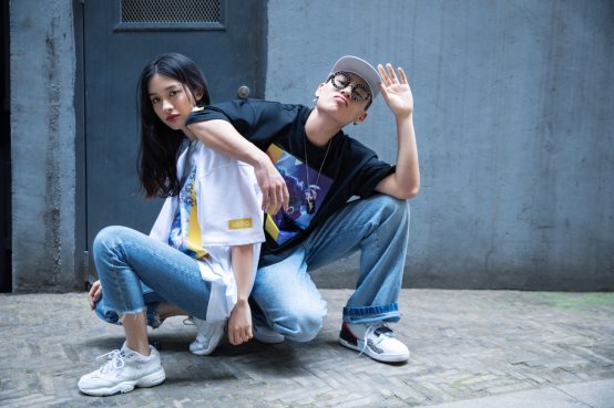 图片包含 建筑, 人, 户外, 街道

描述已自动生成