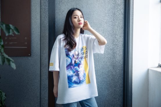 图片包含 人, 年轻, 建筑, 服装

描述已自动生成