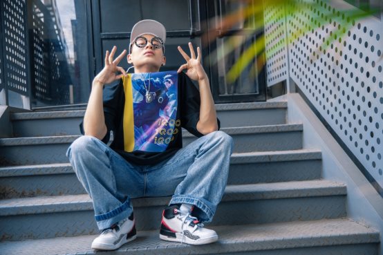 图片包含 人, 建筑, 户外, 手机

描述已自动生成