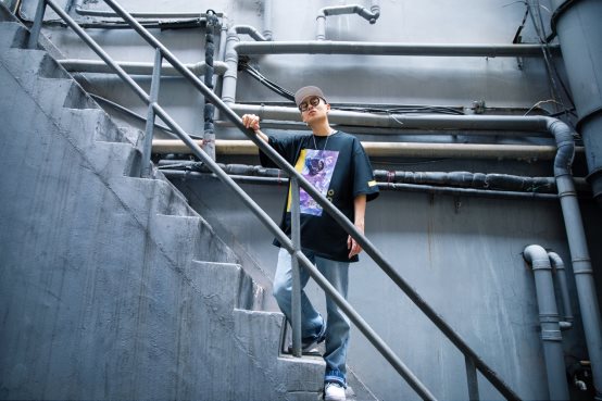 图片包含 建筑, 男人, 金属, 铁道

描述已自动生成