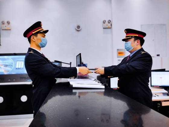 图片包含 人, 室内, 男人, 棒球

描述已自动生成