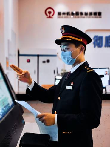 图片包含 人, 男人, 室内, 站

描述已自动生成