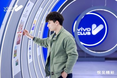 图片包含 人, 路, 站, 男人

描述已自动生成