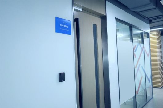 房间的摆设布局

低可信度描述已自动生成
