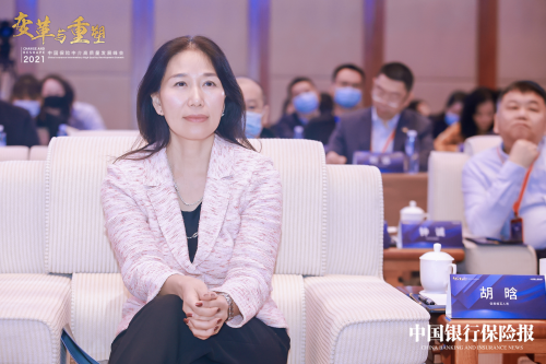 胡晗表示,信美相互人寿始终坚持以“双翼战略”作为差异化市场战略,一方面是面向中高净值客户的长期产品,以寿险、养老年金为核心,不断做大规模,打造保险行业高端客群服务品牌;另一方面则是互联网普惠保险,聚焦互联网普惠人群,利用大数据、移动终端、智能设备等,构建数字化健康管理服务模式。