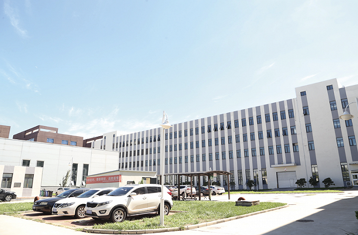 建筑旁的路上有一辆车描述已自动生成