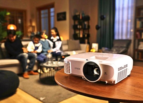 图片包含 室内, 桌子, 电脑, 木

描述已自动生成