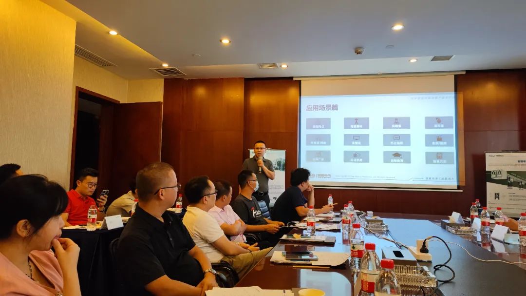 一群人在餐厅里吃东西描述已自动生成