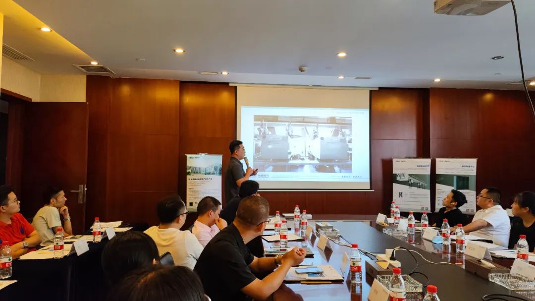 会议室里的人们描述已自动生成