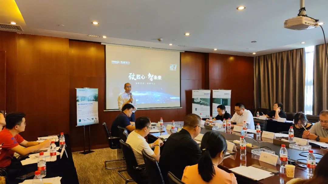 会议室里的人们描述已自动生成