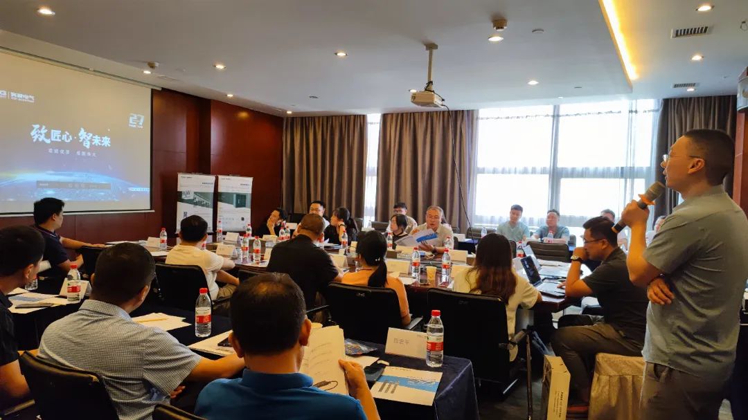 会议室里的人们描述已自动生成