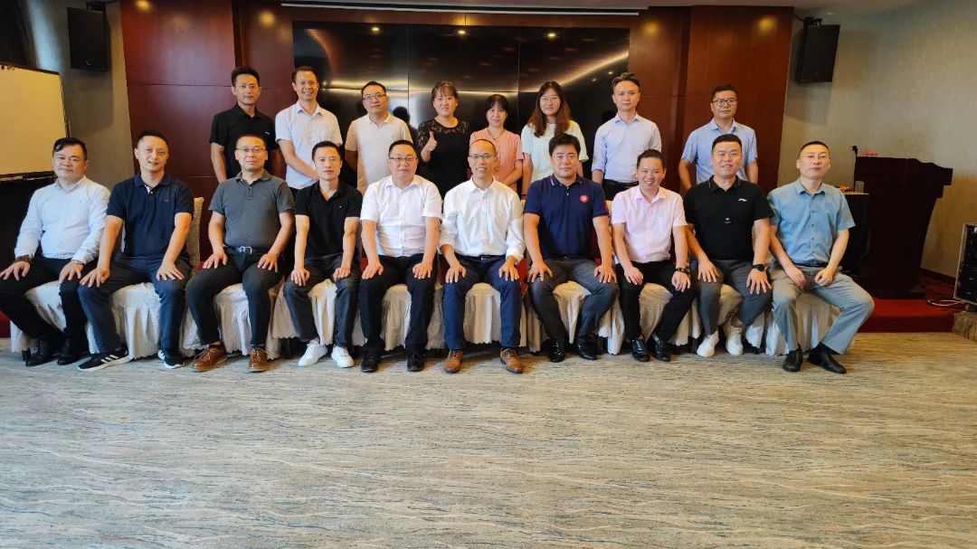 一群穿着礼服的人们描述已自动生成