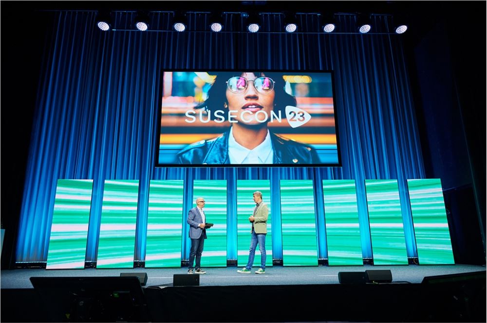 图片包含 监控， 电脑， 桌子， 长凳描述已自动生成