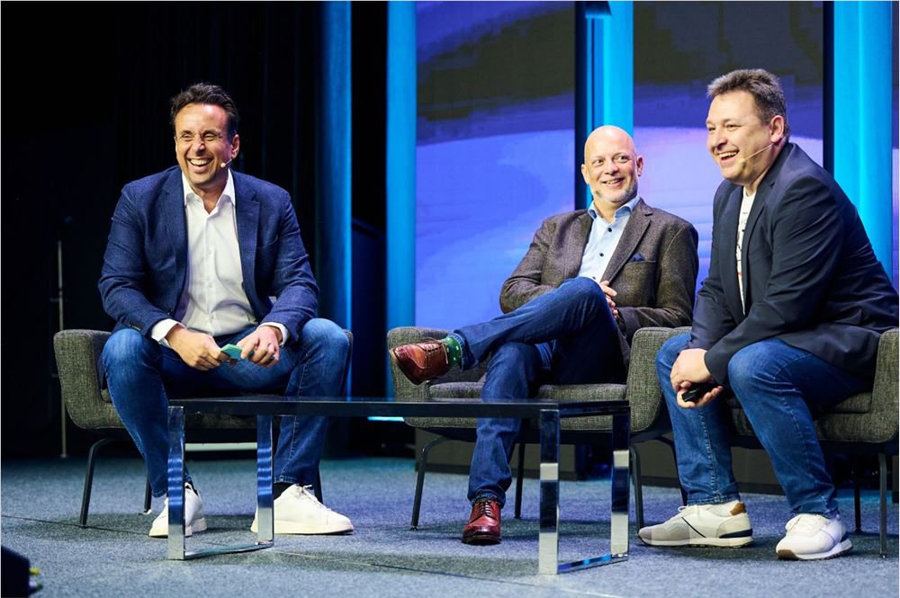 图片包含 人， 男人， 路， 室内描述已自动生成