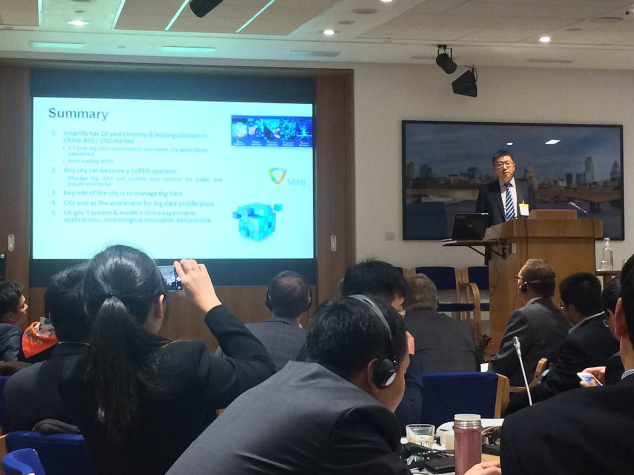 亚信集团CEO武军应邀出席第六届中英互联网圆桌会议