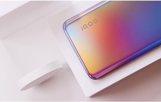 夏日限定幻银配色领衔iqooz3限时特惠最低1299起